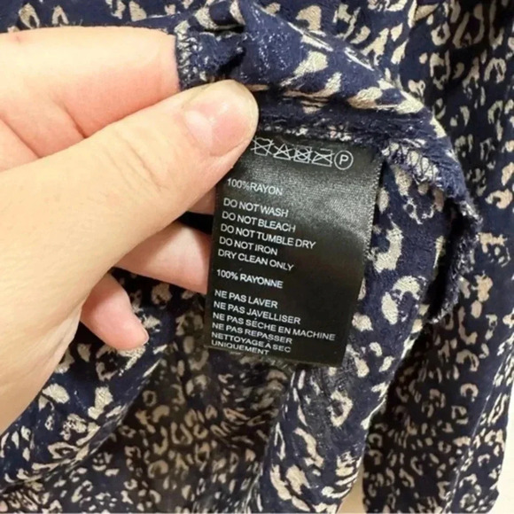 🍁 Urban Outfitters Mayfair Drapey Surplice Top Small - Picture 11 of 11